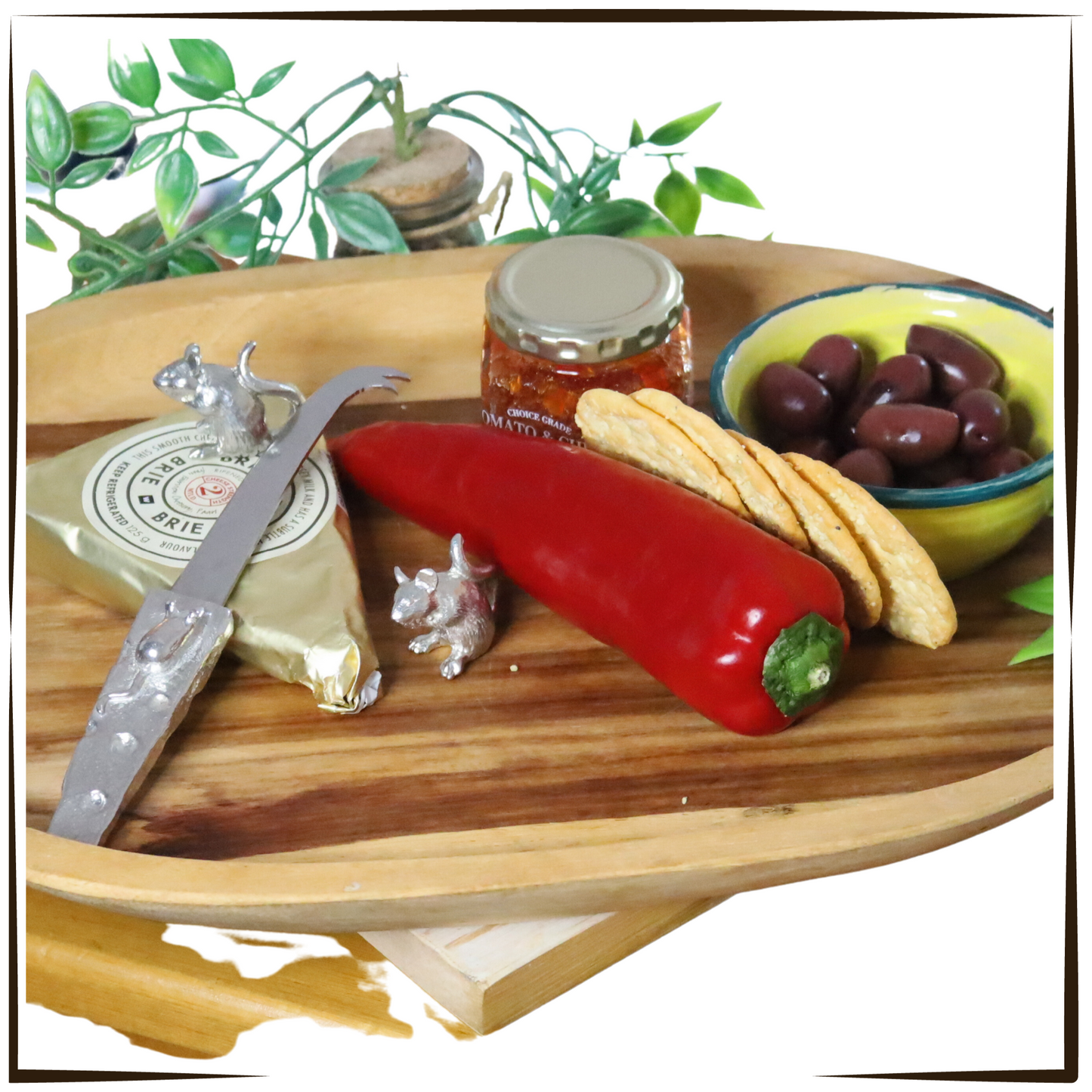 Pewter - Unique Cheese Knife with Cheese Mouse detail