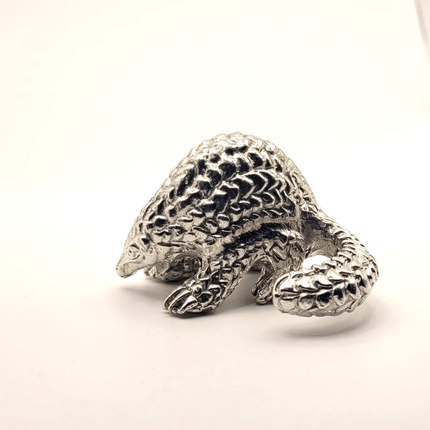 Pewter - Brave Pangolin - Peta