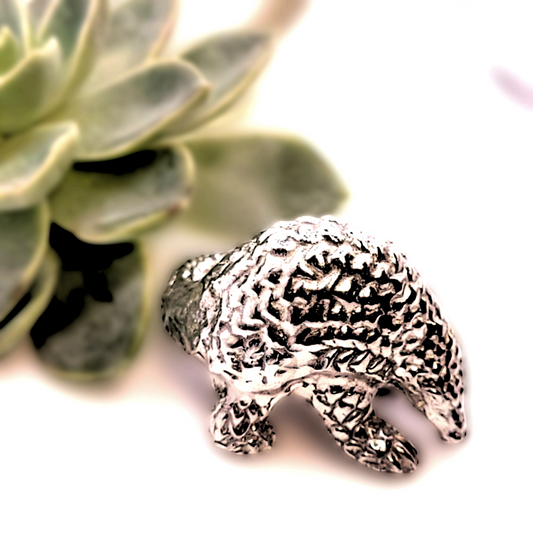 Pewter - Brave Pangolin - Peta